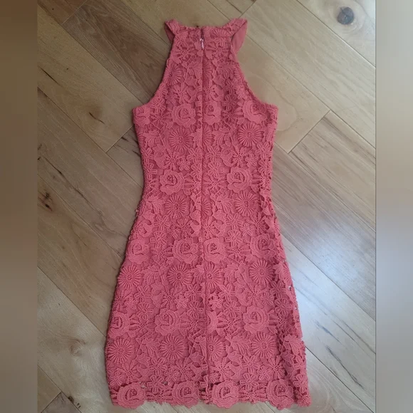 LULU'S Dress size xs, coral color with lace, excellent condition! - Picture 2 of 3